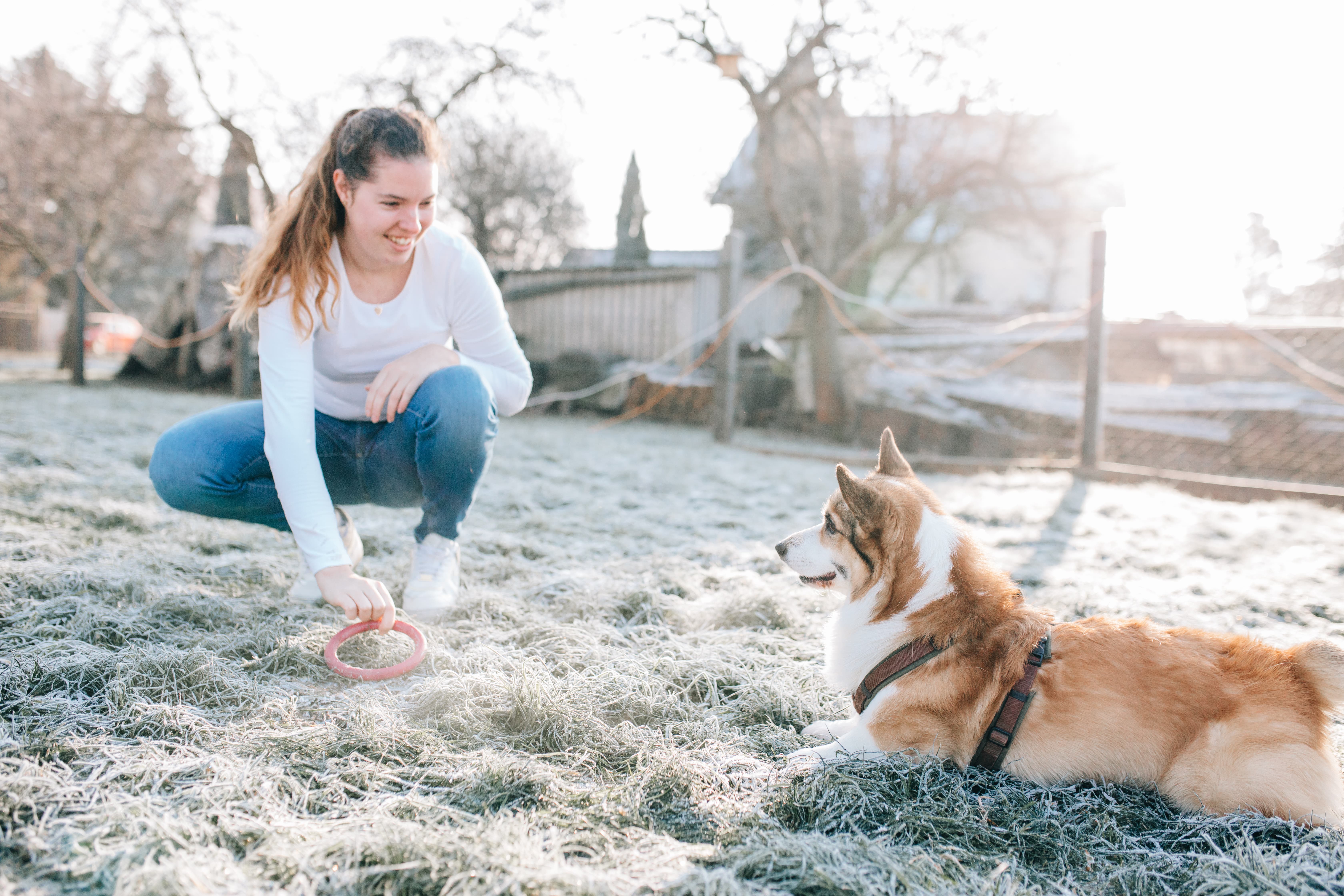 Nancy Lee Siegel mit ihrem Hund Odin in Trages